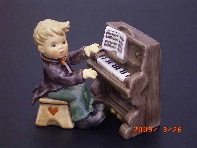 フンメル人形　ピアノを弾いている男の子
